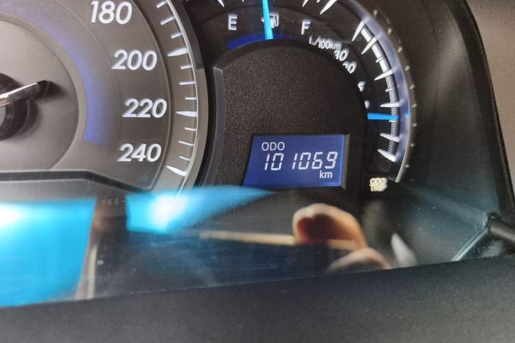 Used Toyota Camry 2015 2.0G Premier Edition Odometer Close Up