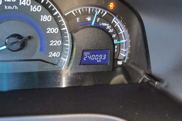 Used Toyota Camry 2015 2.5G Luxury Navigation Edition Odometer Close Up