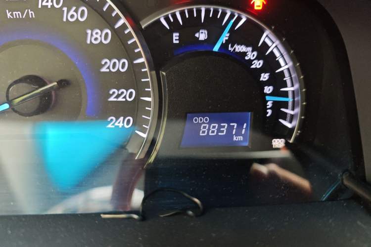 Used Toyota Camry 2015 2.0G Premier Edition Odometer Close Up