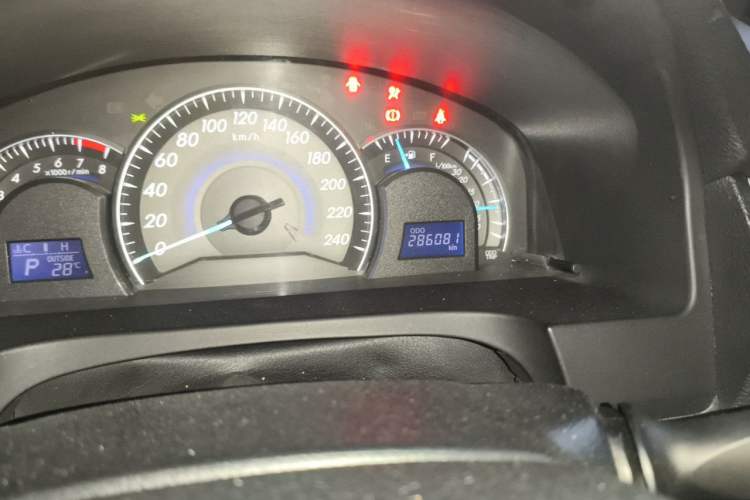 Used Toyota Camry 2015 2.0E Elite Edition Odometer Close Up
