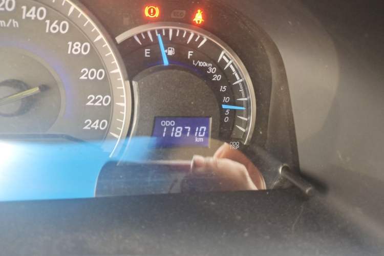 Used Toyota Camry 2015 2.0E Elite Edition Odometer Close Up