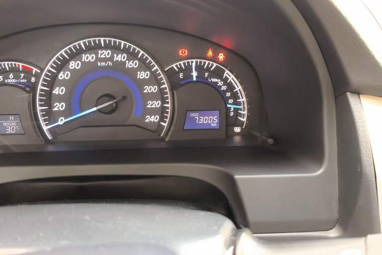 Used Toyota Camry 2015 2.0G Premier Edition Odometer Close Up