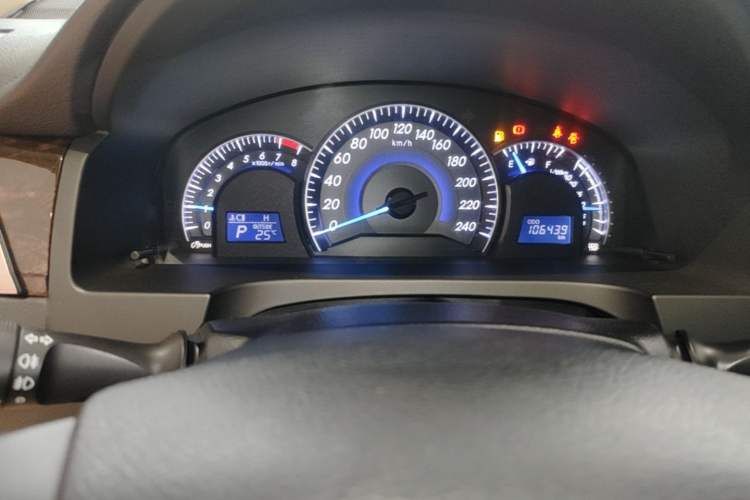 Used Toyota Camry 2015 2.0G Luxury Edition Odometer Close Up