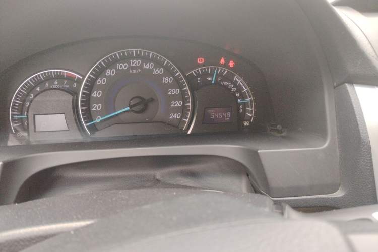 Used Toyota Camry 2015 2.0G Luxury Edition Odometer Close Up
