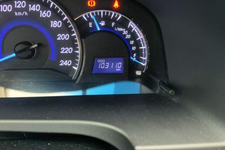 Used Toyota Camry 2015 2.0G Premier Edition Odometer Close Up