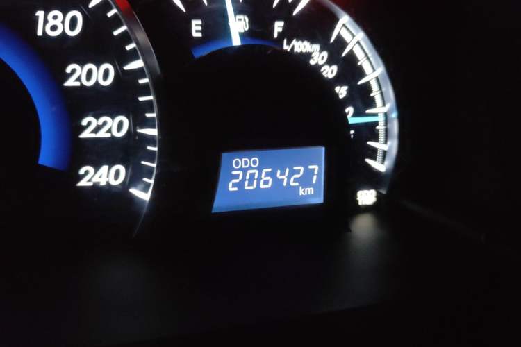 Used Toyota Camry 2015 2.0G Premier Edition Odometer Close Up