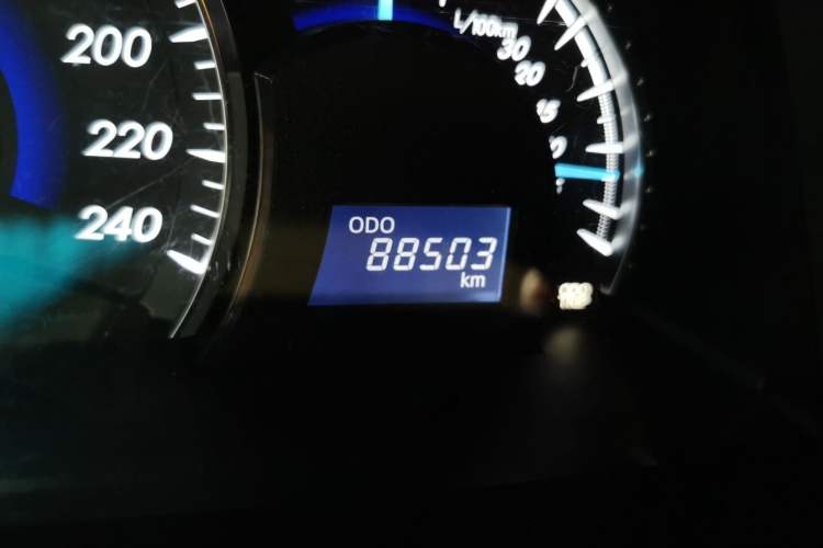 Used Toyota Camry 2015 2.0G Luxury Edition Odometer Close Up