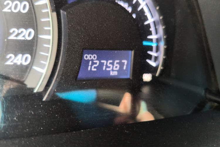 Used Toyota Camry 2015 2.5G Luxury Navigation Edition Odometer Close Up
