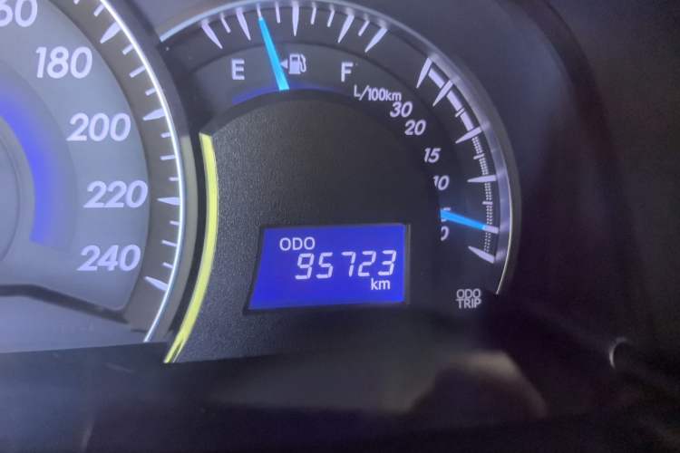 Used Toyota Camry 2015 2.0E Elite Edition Odometer Close Up