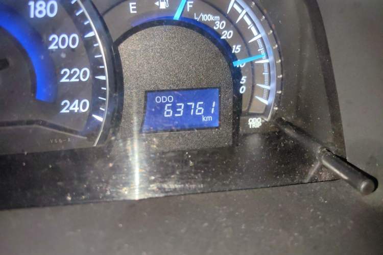 Used Toyota Camry 2015 2.0G Premier Edition Odometer Close Up