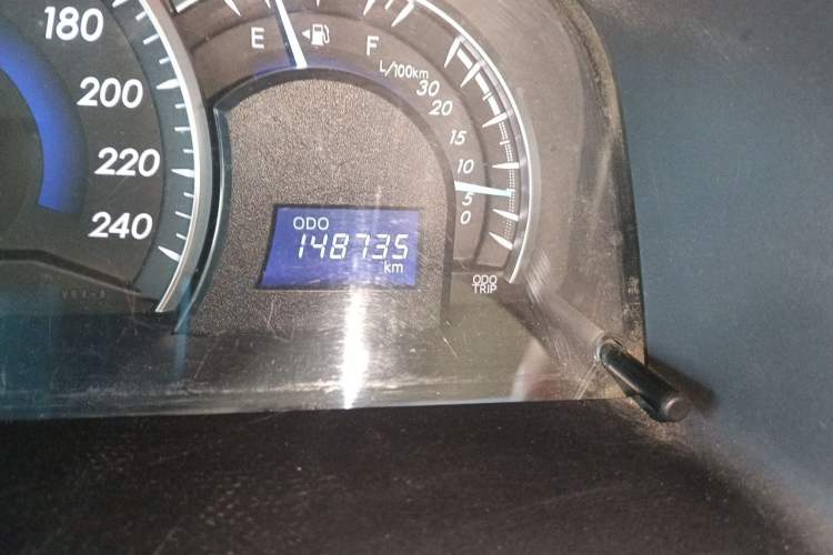 Used Toyota Camry 2015 2.0E Elite Edition Odometer Close Up