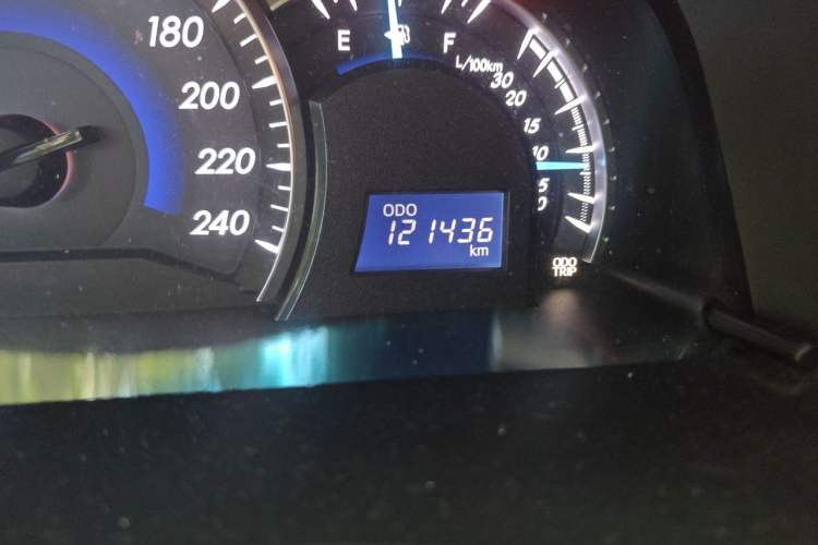Used Toyota Camry 2015 2.0G Premier Edition Odometer Close Up