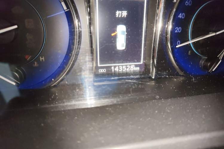 Used Toyota Camry 2015 Dual-Engine 2.5 HG Luxury Navigation Edition Odometer Close Up