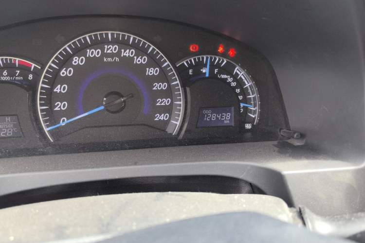 Used Toyota Camry 2015 2.0G Premier Edition Odometer Close Up