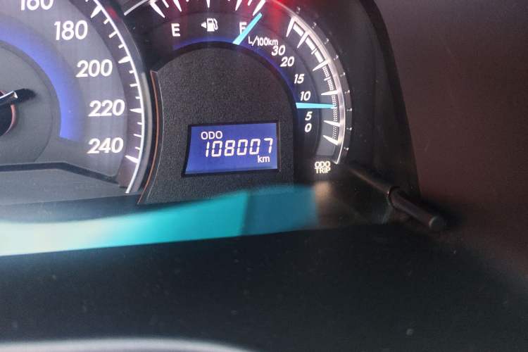 Used Toyota Camry 2015 2.0G Premier Edition Odometer Close Up