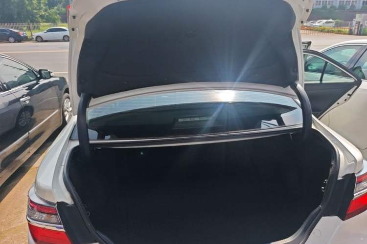 Used Toyota Camry 2015 2.0G Premier Edition Trunk