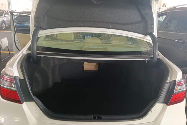 Used Toyota Camry 2015 2.0G Premier Edition Trunk