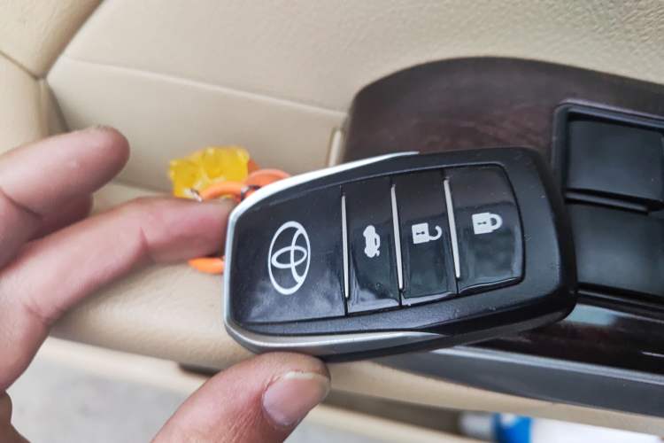 Used Toyota Camry 2015 2.0G Premier Edition Vehicle Key