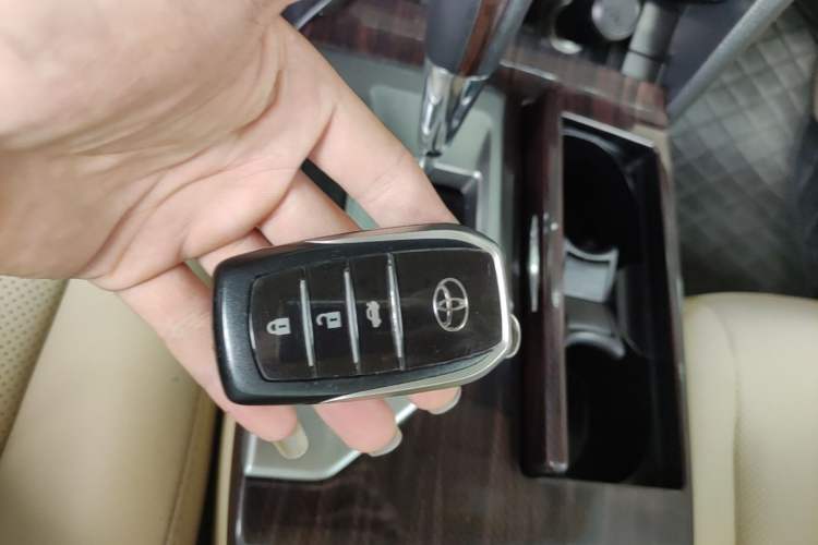 Used Toyota Camry 2015 Dual-Engine 2.5 HG Luxury Navigation Edition Vehicle Key