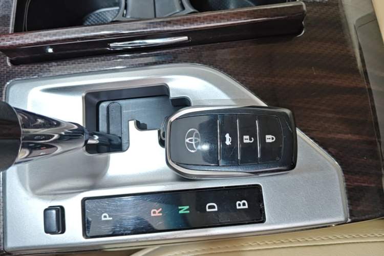 Used Toyota Camry 2015 Dual-Engine 2.5 HG Luxury Navigation Edition Vehicle Key