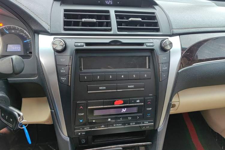Used Toyota Camry 2016 2.0E 10th Anniversary Elite Edition Audio And AC Panel