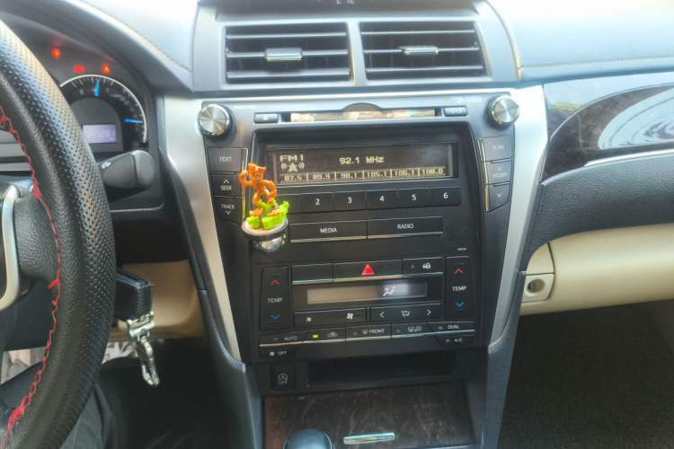 Used Toyota Camry 2016 2.0E 10th Anniversary Elite Edition Audio And AC Panel