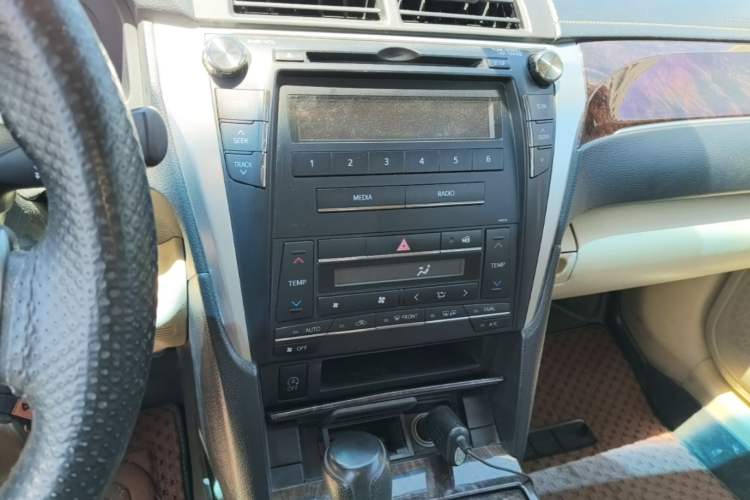 Used Toyota Camry 2016 2.0E 10th Anniversary Elite Edition Audio And AC Panel