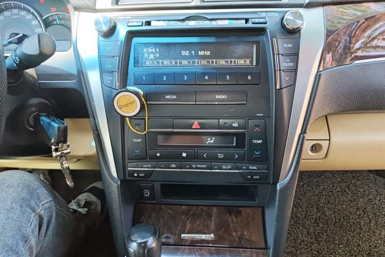 Used Toyota Camry 2016 2.0E 10th Anniversary Elite Edition Audio And AC Panel