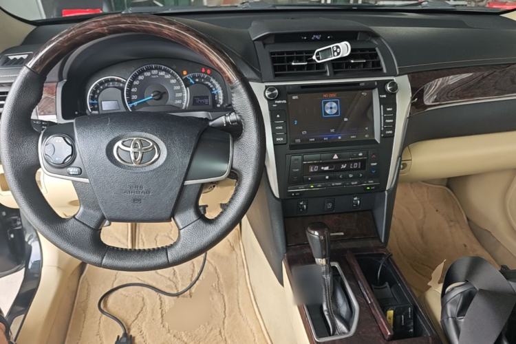 Used Toyota Camry 2016 2.0G 10th Anniversary Leading Edition Center Console