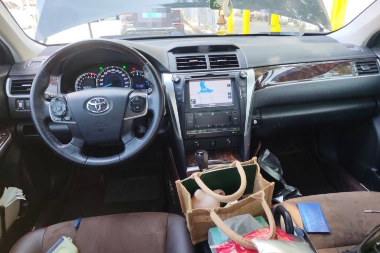 Used Toyota Camry 2016 2.5G 10th Anniversary Deluxe Navigation Edition Center Console