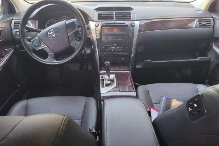 Used Toyota Camry 2016 2.0G 10th Anniversary Leading Edition Center Console