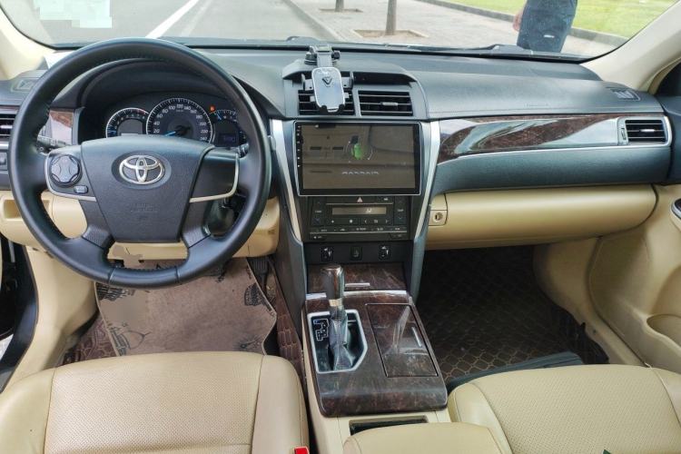 Used Toyota Camry 2016 2.0G 10th Anniversary Leading Edition Center Console