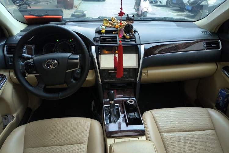 Used Toyota Camry 2016 2.0E 10th Anniversary Elite Edition Center Console