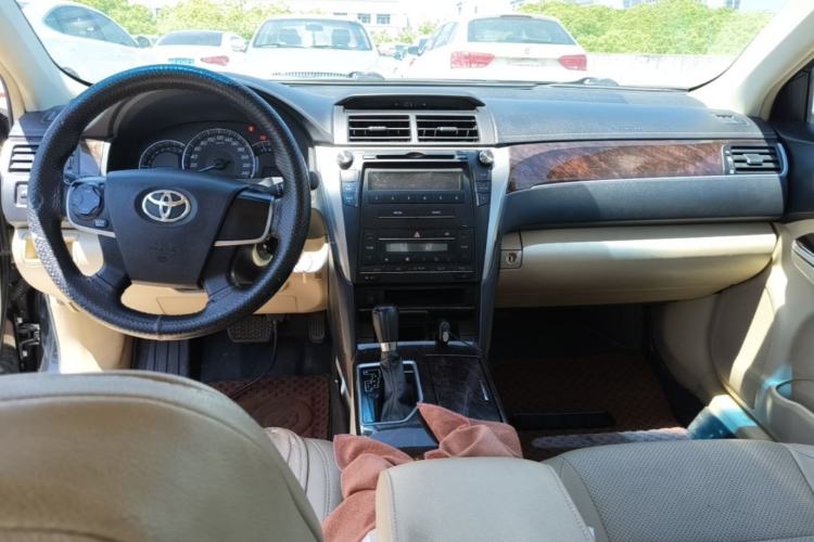 Used Toyota Camry 2016 2.0E 10th Anniversary Elite Edition Center Console
