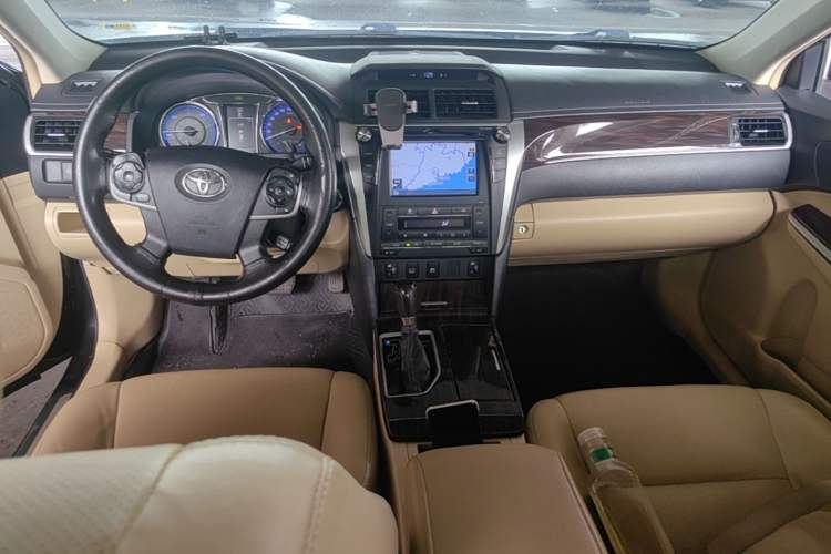 Used Toyota Camry 2016 Dual-Engine 2.5 HG 10th Anniversary Deluxe Navigation Edition Center Console