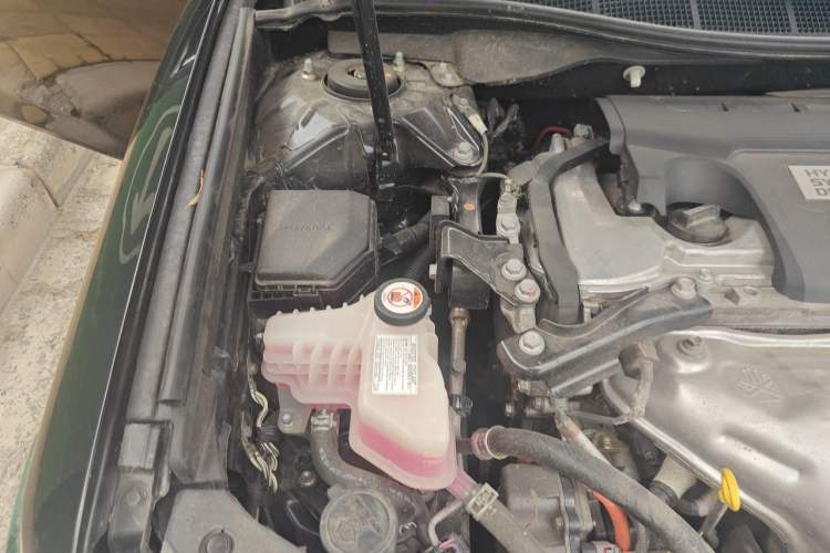 Used Toyota Camry 2016 Dual-Engine 2.5 HG 10th Anniversary Deluxe Navigation Edition Engine Bay Right