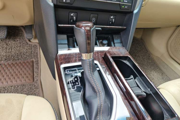 Used Toyota Camry 2016 2.5G 10th Anniversary Deluxe Navigation Edition Gear Lever