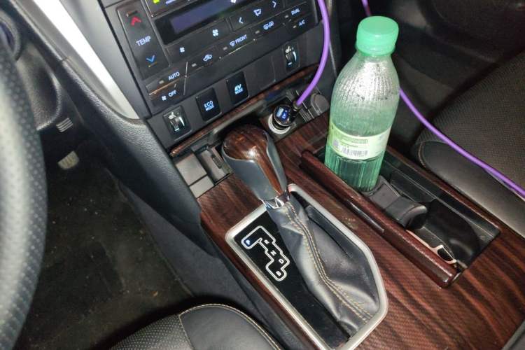 Used Toyota Camry 2016 Dual-Engine 2.5 HG 10th Anniversary Deluxe Navigation Edition Gear Lever