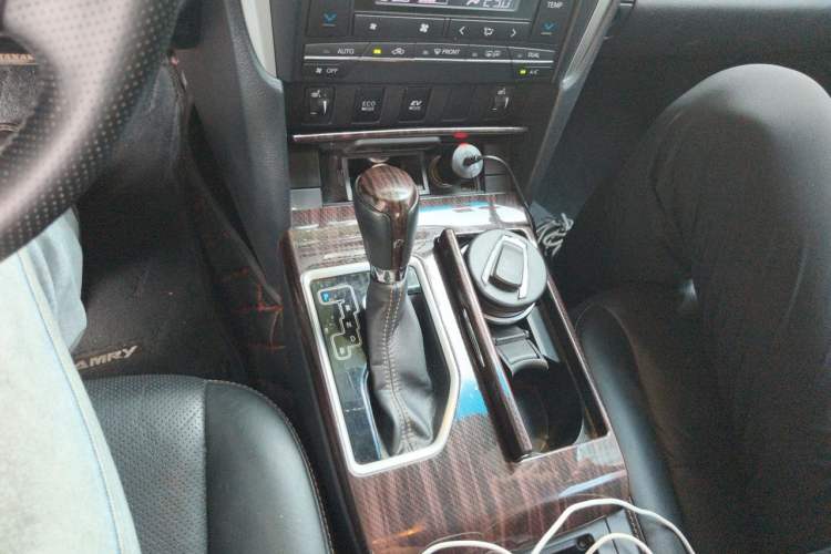 Used Toyota Camry 2016 Dual-Engine 2.5 HG 10th Anniversary Deluxe Navigation Edition Gear Lever