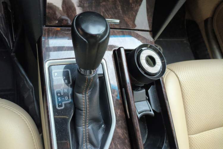 Used Toyota Camry 2016 2.0E 10th Anniversary Elite Edition Gear Lever