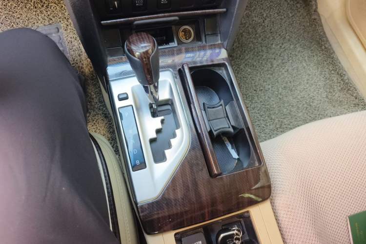 Used Toyota Camry 2016 Dual-Engine 2.5 HG 10th Anniversary Deluxe Navigation Edition Gear Lever