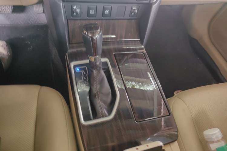 Used Toyota Camry 2016 Dual-Engine 2.5 HG 10th Anniversary Deluxe Navigation Edition Gear Lever
