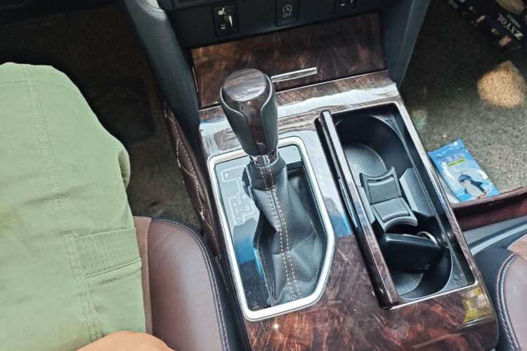 Used Toyota Camry 2016 2.5G 10th Anniversary Deluxe Navigation Edition Gear Lever