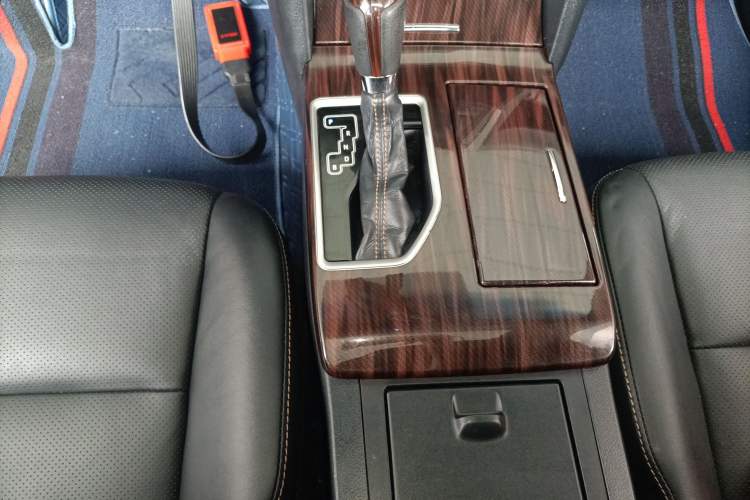 Used Toyota Camry 2016 Dual-Engine 2.5 HG 10th Anniversary Deluxe Navigation Edition Gear Lever