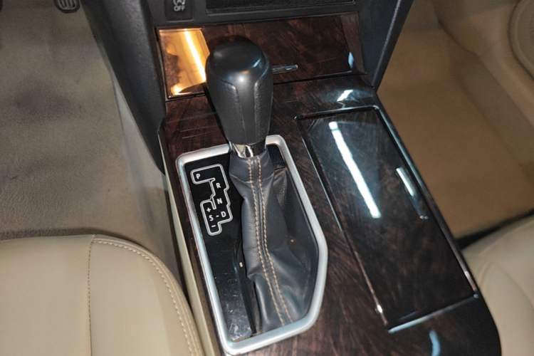 Used Toyota Camry 2016 2.0E 10th Anniversary Elite Edition Gear Lever