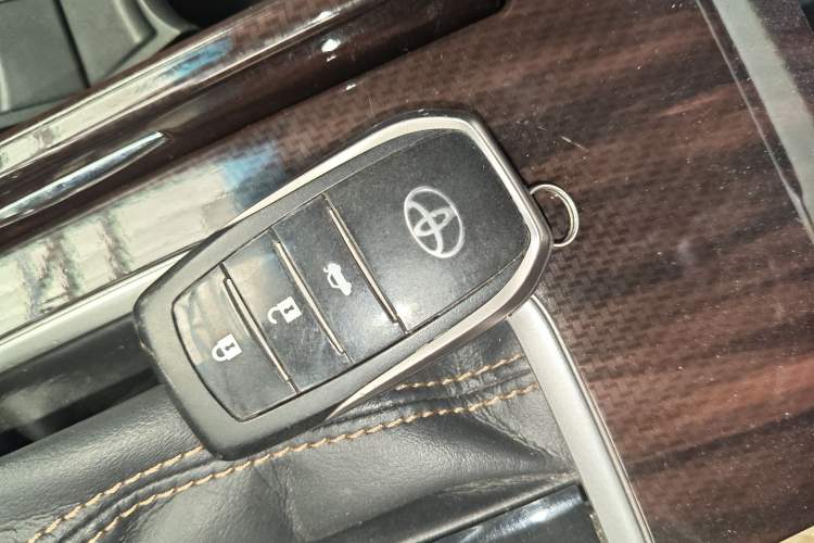 Used Toyota Camry 2016 Dual-Engine 2.5 HG 10th Anniversary Deluxe Navigation Edition Interior 1