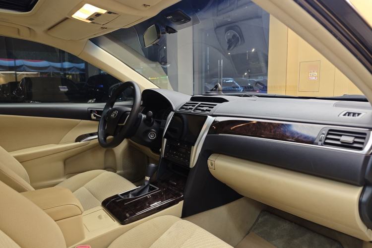 Used Toyota Camry 2016 2.0E 10th Anniversary Elite Edition Interior 1