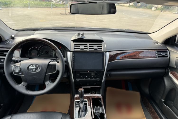 Used Toyota Camry 2016 2.0G 10th Anniversary Leading Edition Interior 3