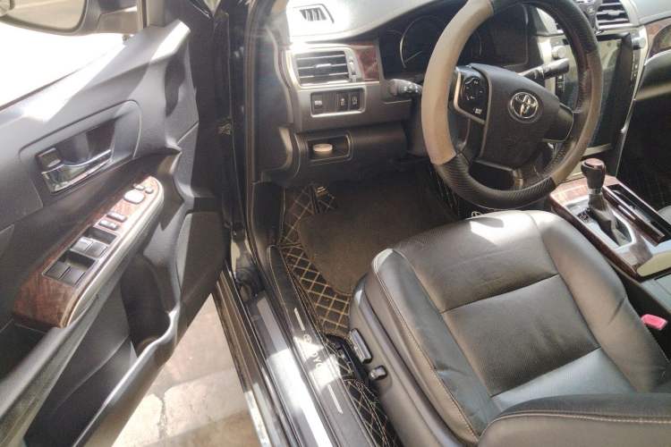 Used Toyota Camry 2016 2.0G 10th Anniversary Leading Edition Interior 3