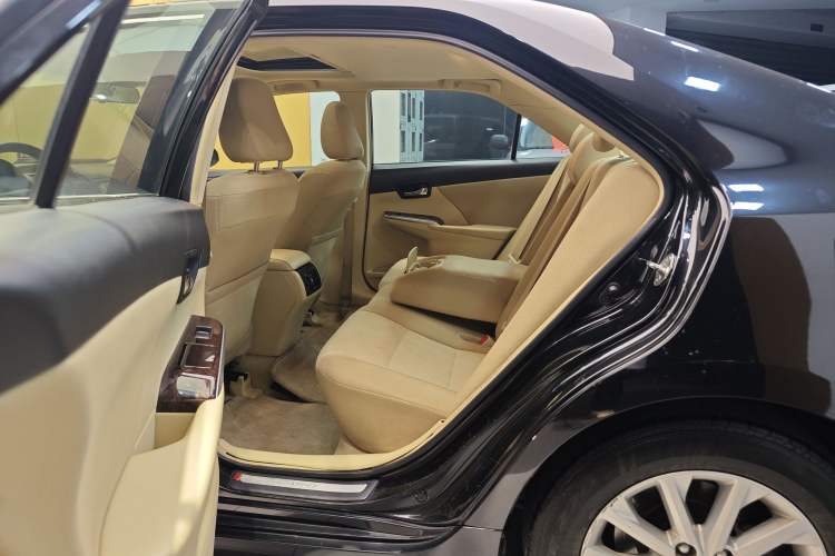 Used Toyota Camry 2016 2.0E 10th Anniversary Elite Edition Interior 5